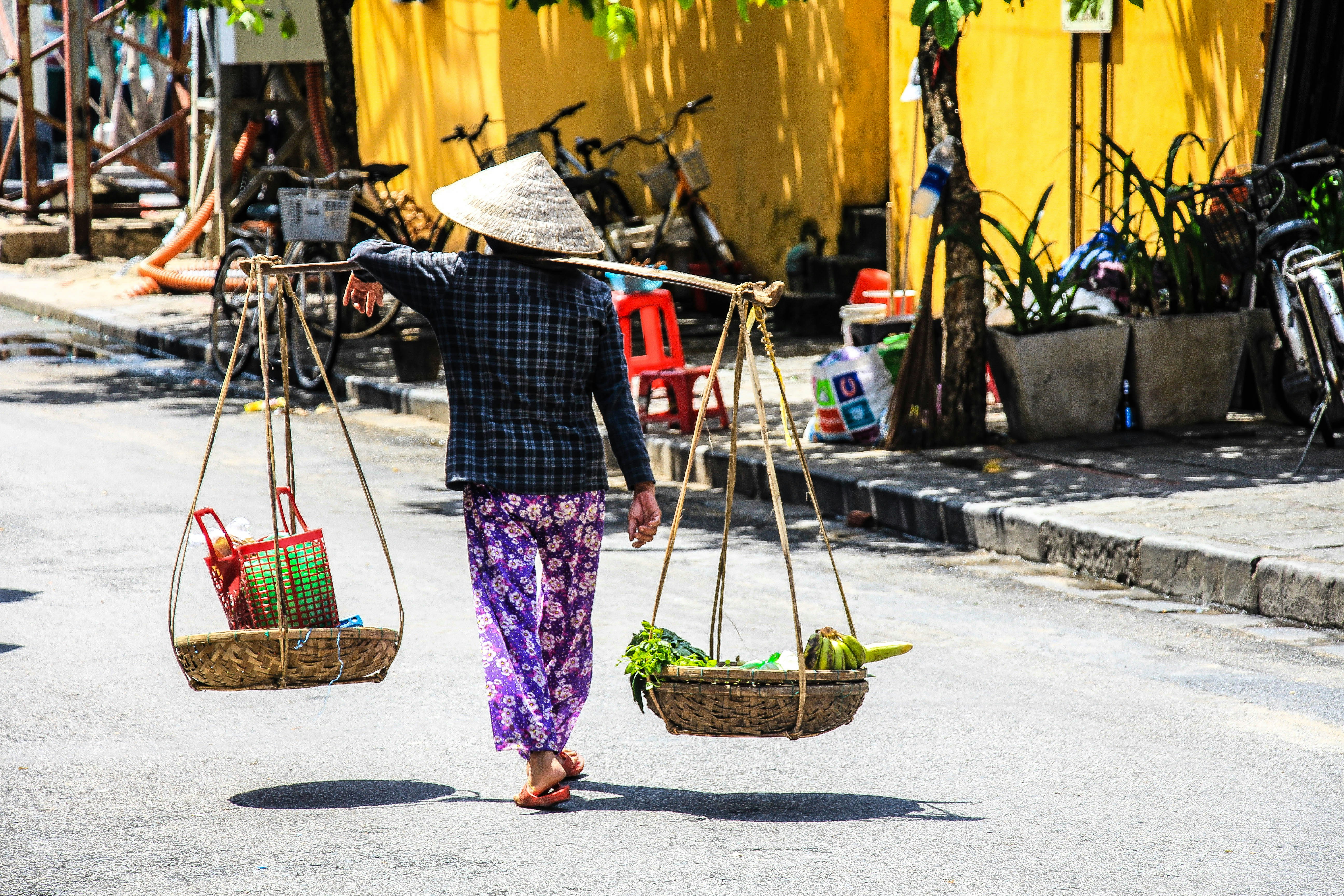 Puesto de fruta en un mercado local de Vietnam