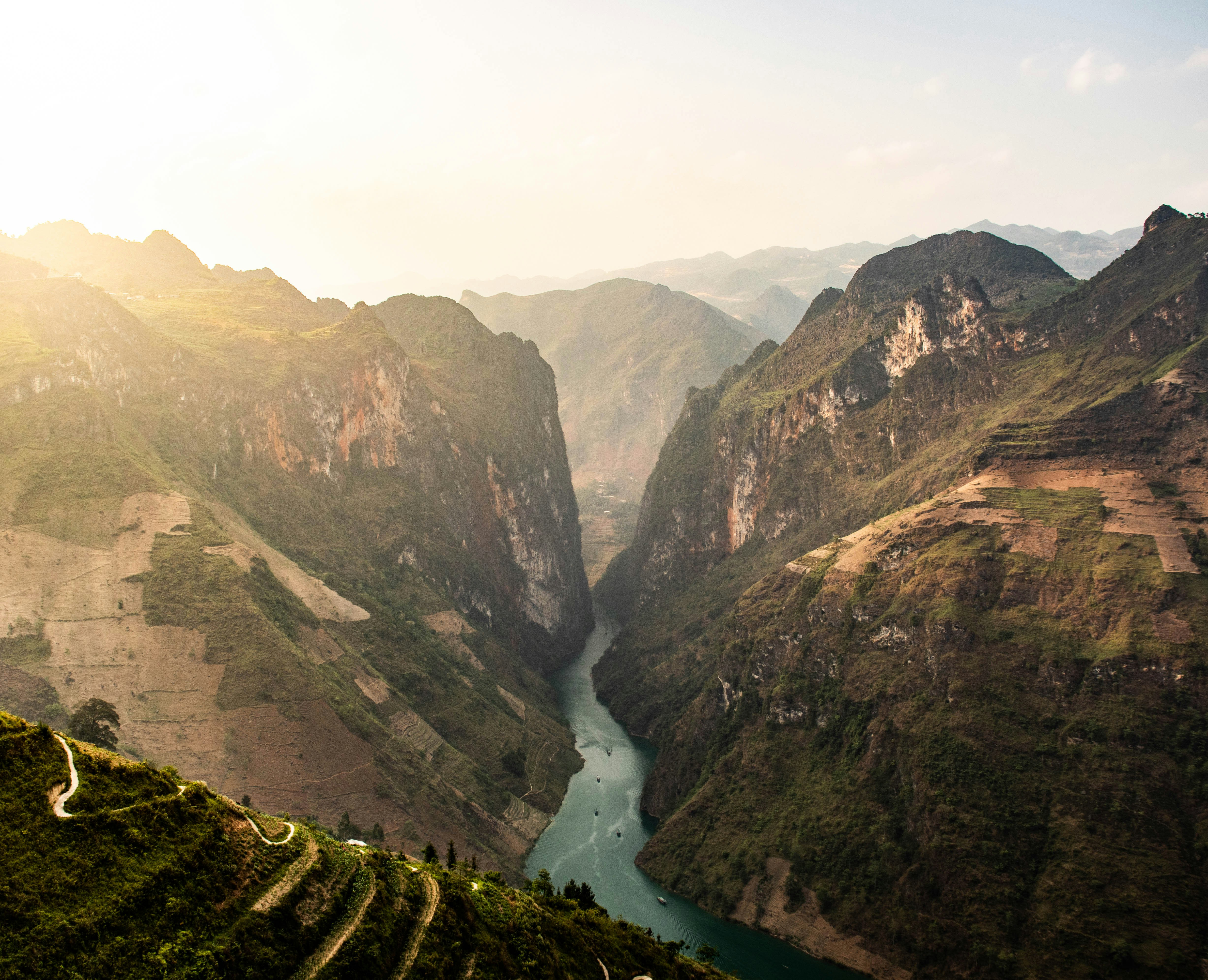 Valle de montañas y río en la ruta del Ha Giang Loop, norte de Vietnam