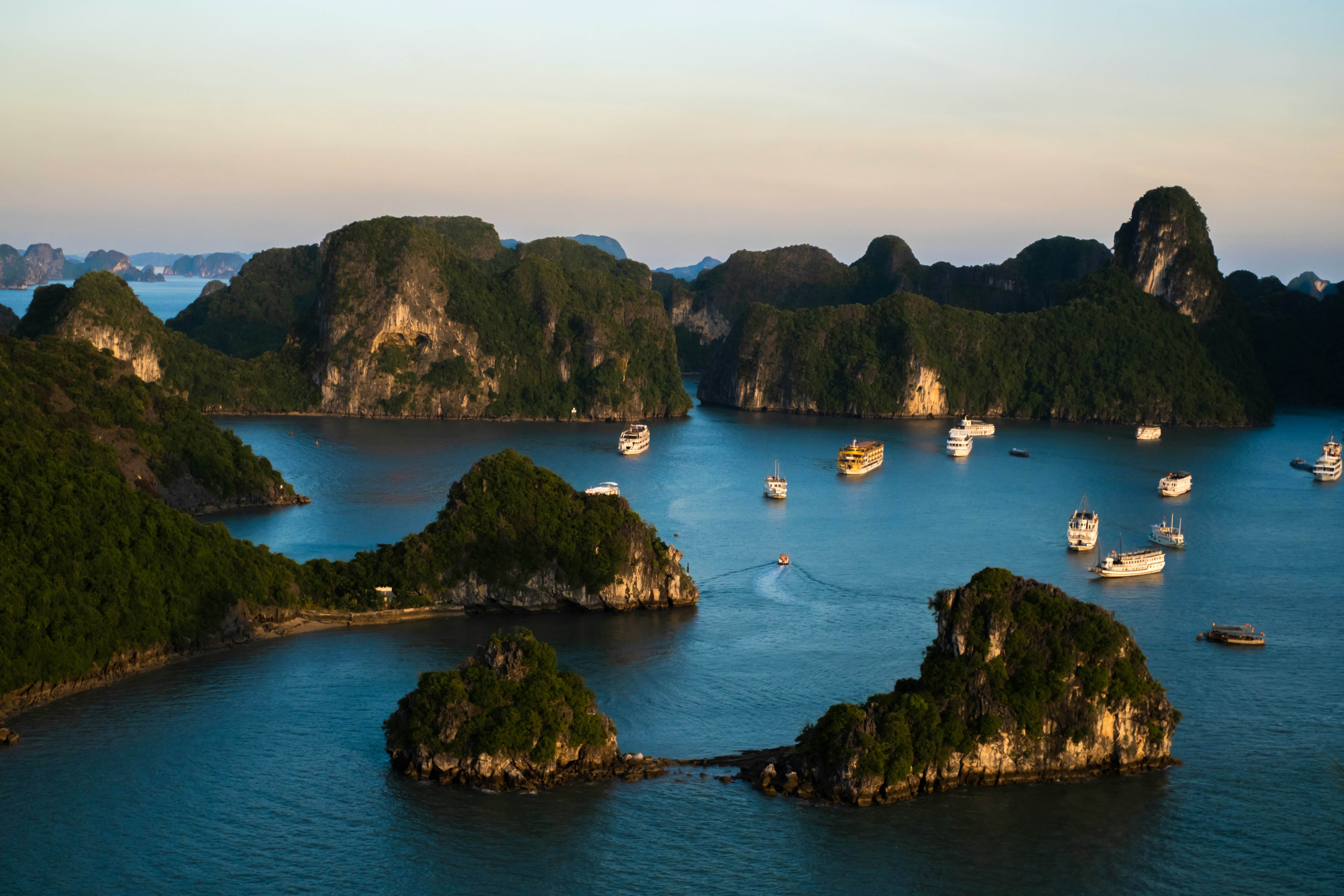 Atardecer sobre las aguas de la Bahía de Ha Long, Vietnam