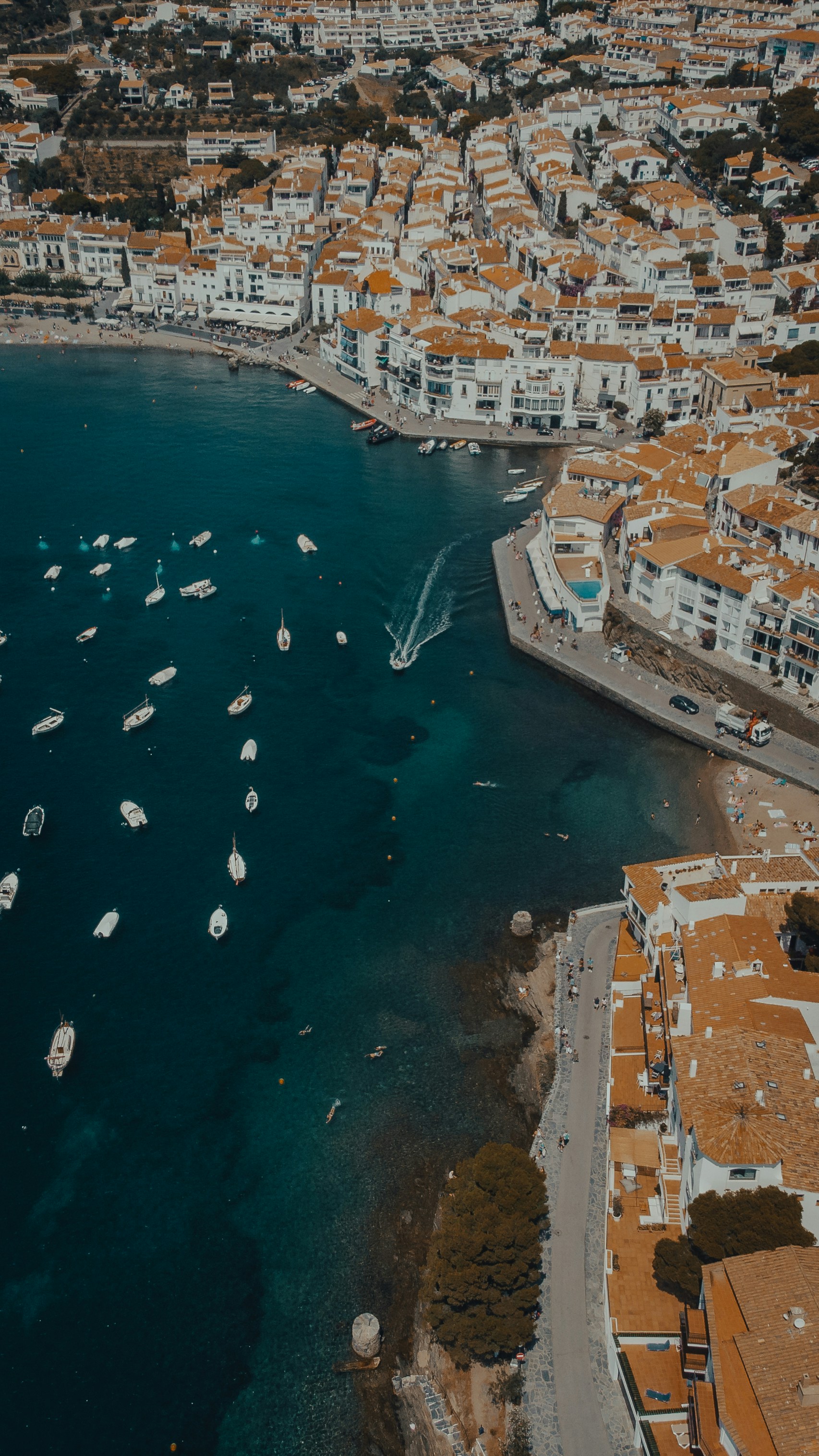 Casas blancas junto al mar en Cadaqués, Costa Brava