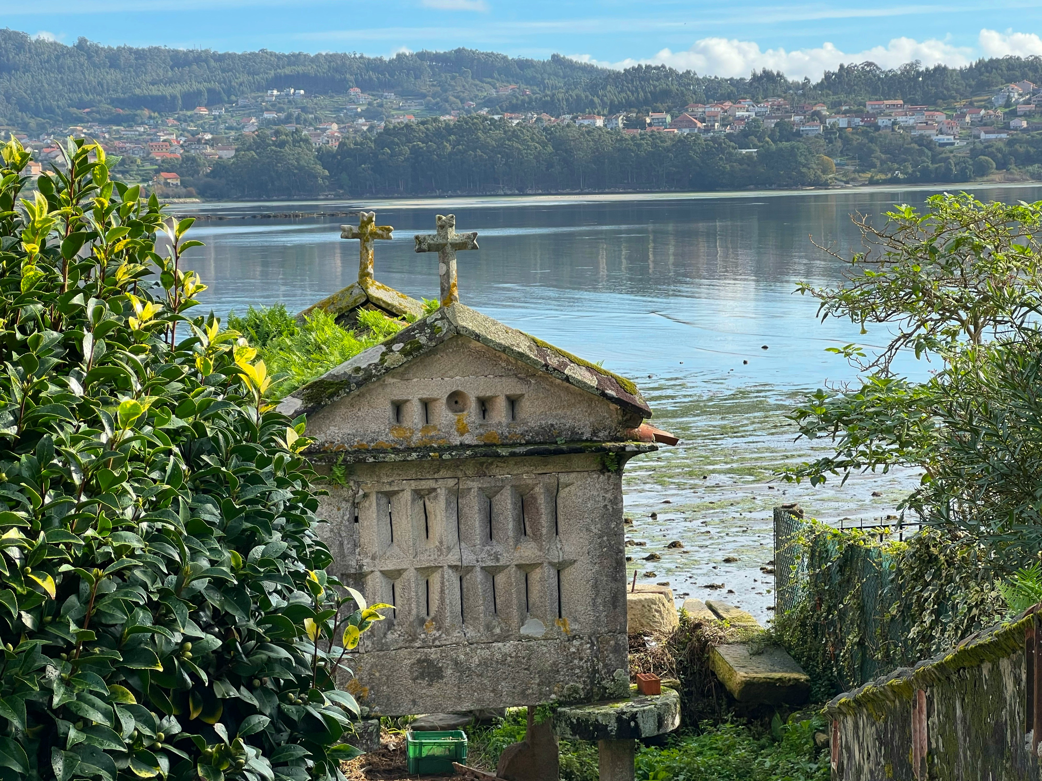 Hórreos junto al mar en Combarro, Pontevedra