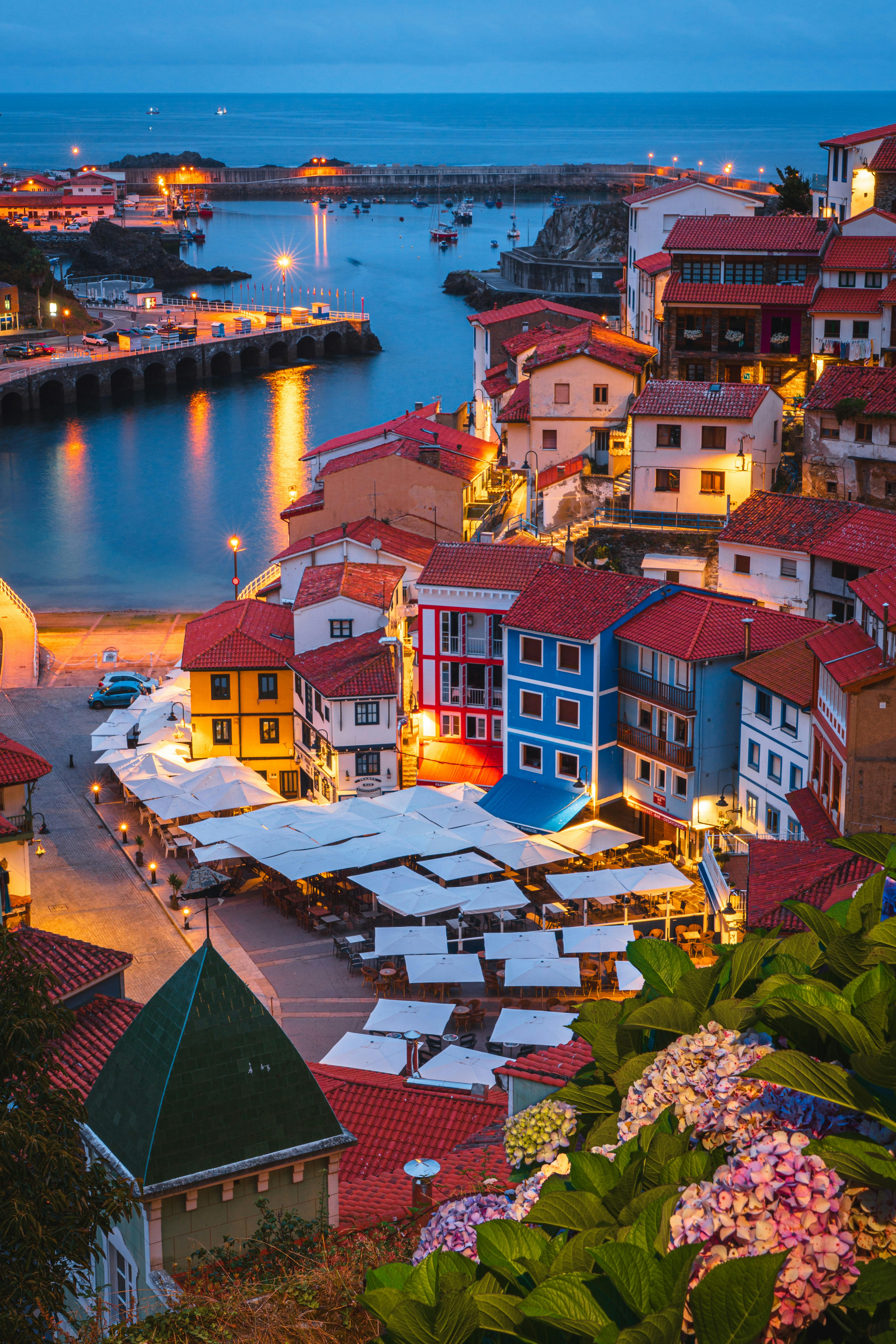 Casas de colores en anfiteatro sobre el puerto de Cudillero