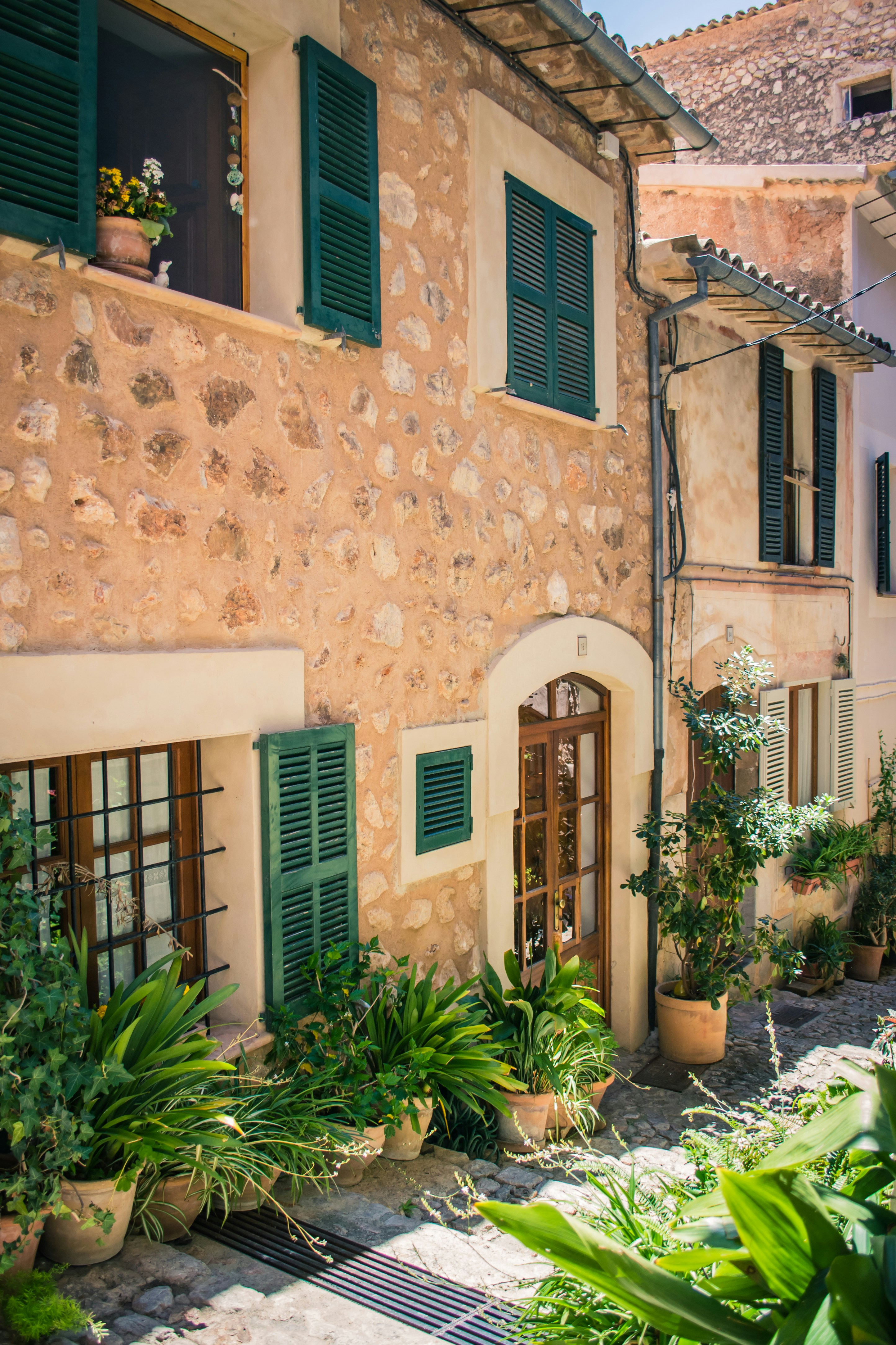 Casas de piedra y naranjos en Fornalutx, Mallorca