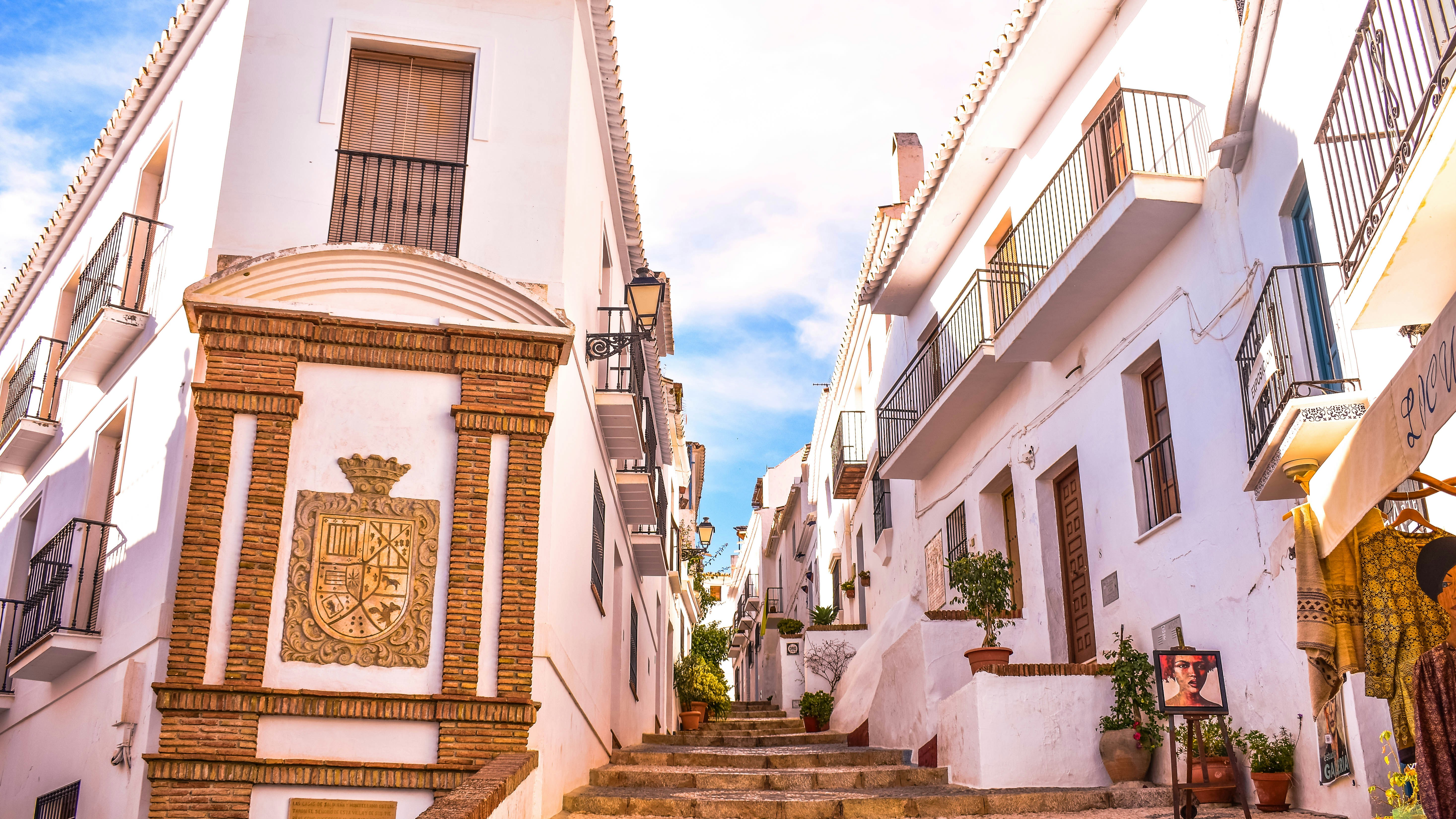 Calles blancas floridas de Frigiliana, Málaga