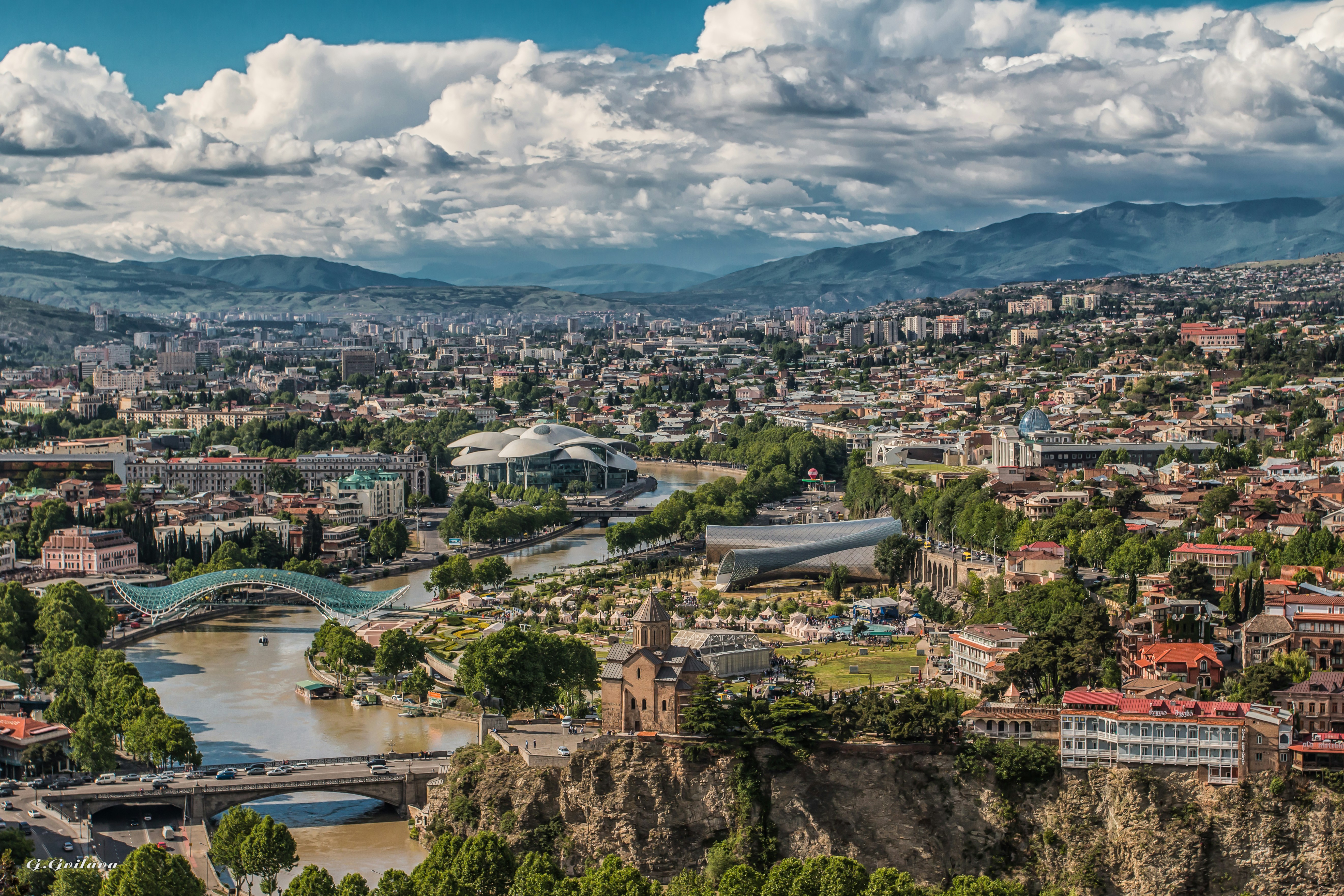Vista aérea de Tiflis, Georgia, con la fortaleza de Narikala al fondo
